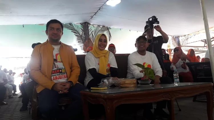 Calon Walikota dan Wakil Walikota Depok, Imam Budi Hartono (kanan) dan Ririn Farabi Arafiq (tengah) bersama Ketua DPD Partai Golkar Depok Farabi A Arafiq