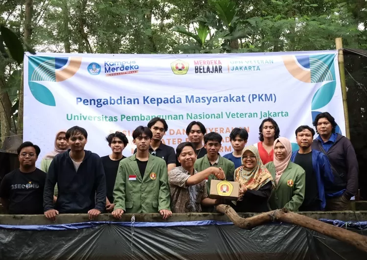 Tim Dosen Fakultas Teknik beserta mahasiswa Program Studi Teknik Mesin UPNVJ melaksanakan Pengmas kepada peternak budidaya ikan air tawar Meruyung Fish Farm.