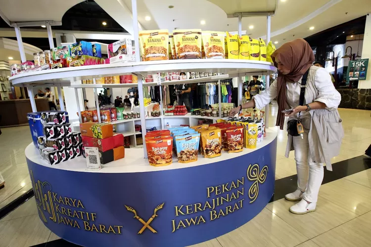 Gelaran showcase UMKM Karya Kreatif Jawa Barat dan Pekan Kerajinan Jawa Barat (KKJ-PKJB) 2024 resmi ditutup. Kegiatan ini berlangsung selama tiga hari, 28 Juni sampai 30 Juni.