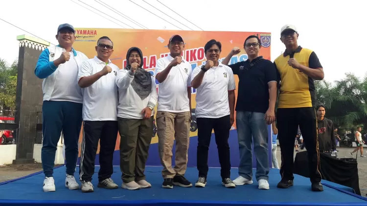 (kiri ke kanan)  Ketua KNPI Kota Depok Army Mulyanto,  Kepala Disporyata Kota Depok Eko Herwiyanto, Pj Sekda Kota Depok Nina Suzana, Wakil Walikota Depok Imam Budi Hartono, General Manager Radar Depok Iqbal Muhammad, Chief Yamaha DDS Bogor Stephen, dan  Wakasat Samapta Polres Metro Depok AKP Winam A