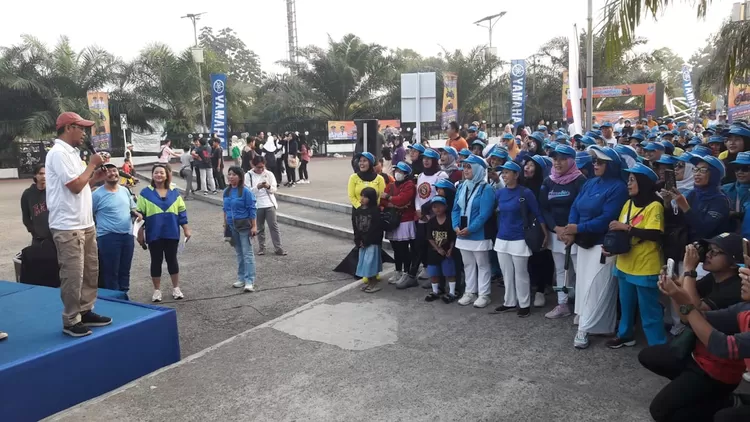 Wakil Walikota Depok, Imam Budi Hartono, menyapa peserta jalan sehat Radar Depok
