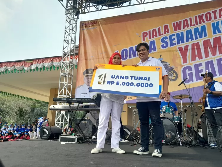 General Manager Radar Depok, Iqbal Muhammad menyerahkan haadioah kepada pemenang Lomba Senam Kreasi