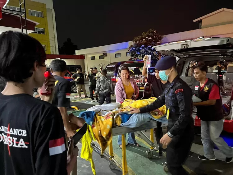 Prosesi evakuasi pasien Rumah Sakit Citra Arafiq ke RS Brimob Polri, akibar kebakaran yang terjadi.