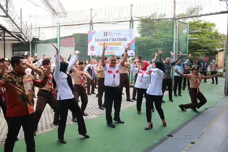 Kasi Binadik Lapas Cibinong, Numan Fauzi (kiri) disela kegiatan Survei Akreditasi