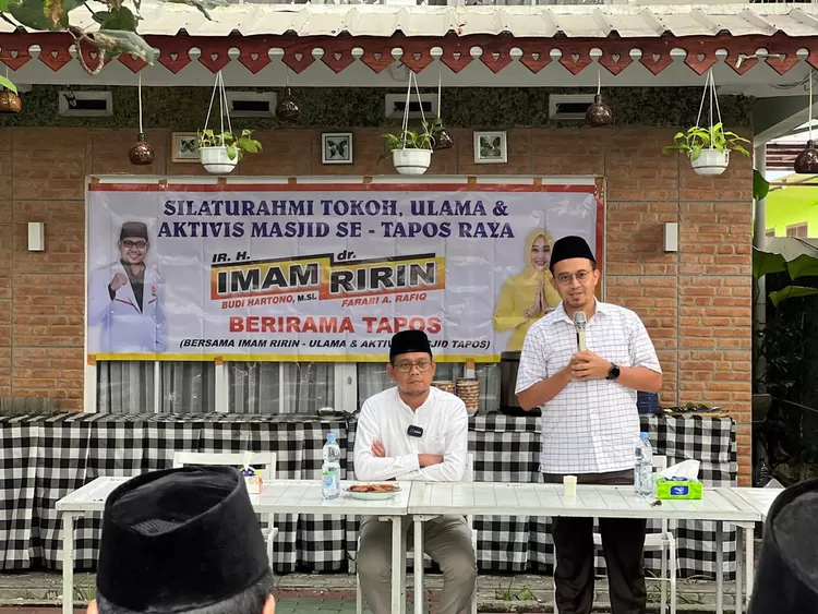 Anggota DPRD Kota Depok Fraksi PKS, Ade Firmansyah, memberikan orasi politik di samping Calon Walikota Depok, Imam Budi Hartono