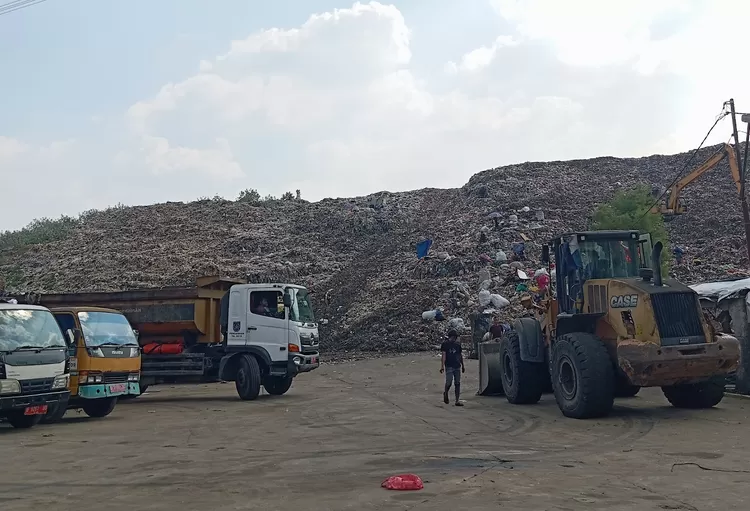 Tumpukan sampah yang berada di TPA Cipayung yang sedang mengalami overload.