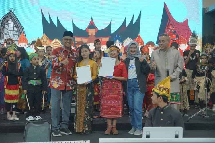 Wakil Walikota Depok, Imam Budi Hartono saat foto bersama dengan peserta Naza Music School Home Concert yang berlangsung di Pesona Square Depok
