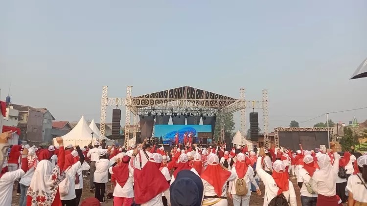 Ribuan peserta Fun Walk dan Fun Bike saat mengikuti senam bersama di depan panggung puncak perayaan HUT ke 79 RI tingkat Kota Depok di White House, Kelurahan Sukatani, Kecamatan Tapos, Minggu (18/8).