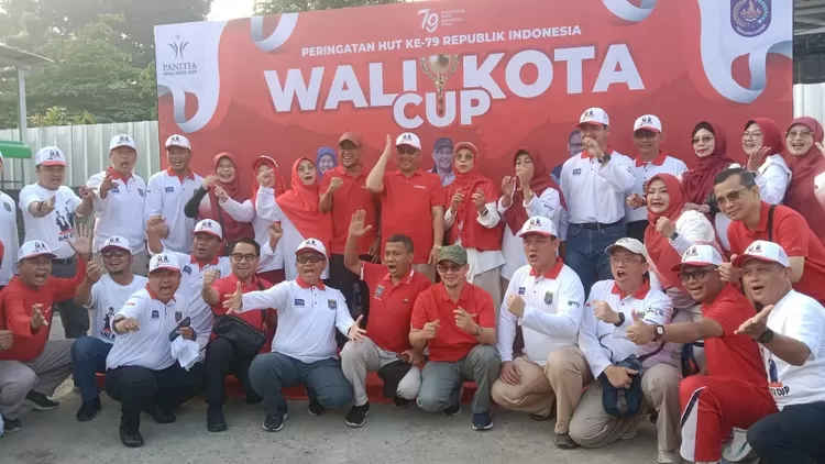 Walikota Depok Mohammad Idris (tengah) didampingi Istri Elly Farida, dan Wakil Walikota Depok Imam Budi Hartono didampingi Etty Maryati Salim, dan belasan kepala OPD Pemkot Depok foto bersama dalam puncak perayaan HUT ke 79 RI tingkat Kota Depok di White House, Kelurahan Sukatani, Kecamatan Tapos.