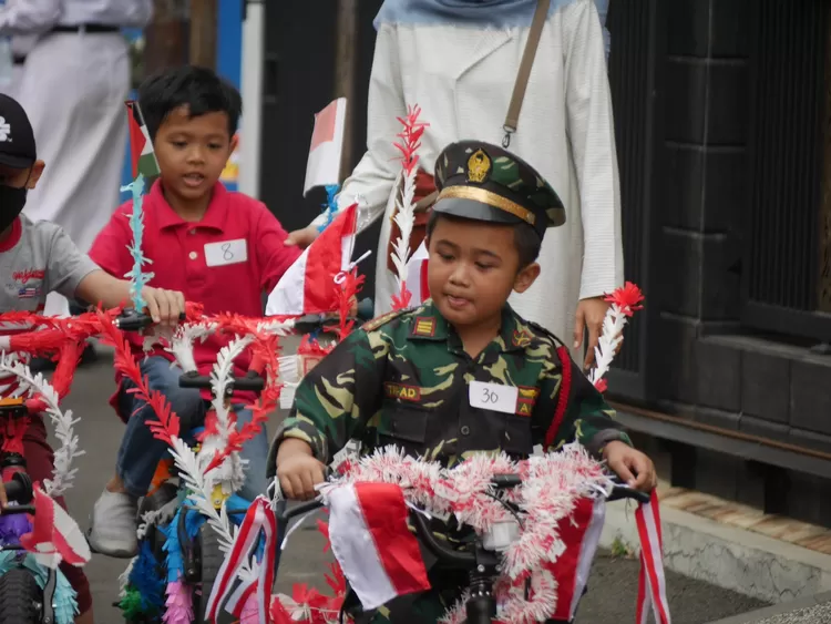 Sejumlah anak tampak antusias mengikuti perlombaan dalam peringatan HUT RI ke 79 di RW 3, Kelurahan Depok Jaya, Kecamatan Pancoranmas, Kota Depok, Sabtu (17/8). 