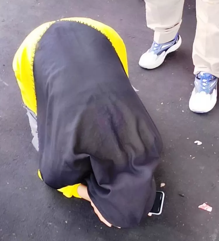 Lina sujud sukur kala namanya disebut mendapatkan doorprize umrah.