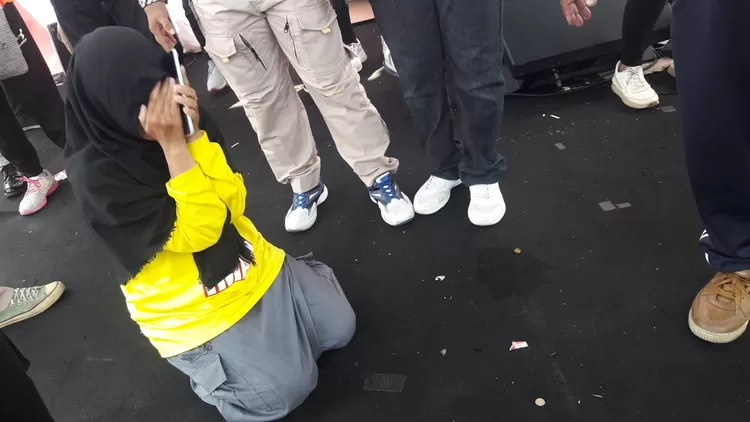 Lina terharu mendapat hadiah umrah jalan sehat KBBI, yang diberikan Imam Budi Hartono, Minggu (25/8)