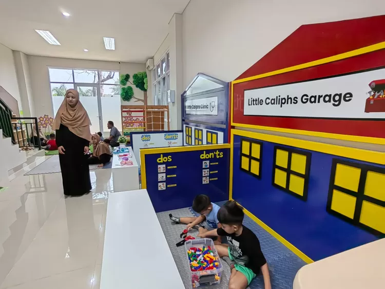 Suasana saat anak-anak menikmati hadirnya Little Caliphs Kindergarten and Preschool di Shila at Sawangan, Kota Depok. 