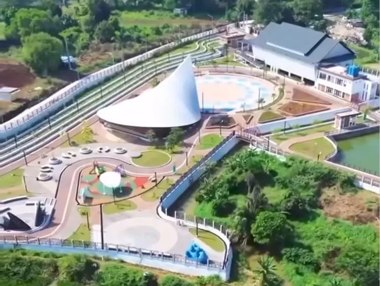 Penampakan dari atas Alun-Alun Barat yang terletak di kawasan Situ Tujuh Muara, Kecamatan Bojongsari bakal diremikan hari ini, Kamis (19/9).