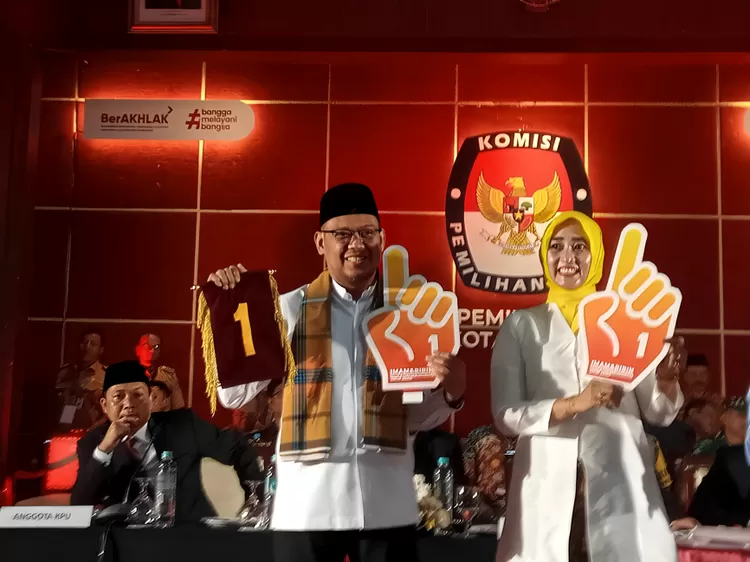 Calon Walikota Depok, Imam Budi Hartono dan Calon Wakil Walikota Depok, Ririn Farabi Arafiq usai mengambil nomor urut Paslon yang mendapatkan nomor urut satu saat pengundian nomor urut Pilkada Depok di Hotel Bumi Wiyata, Senin (23/9/2024). 