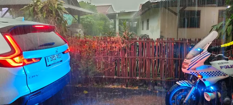 Calon Walikota Depok nomor urut 1, Imam Budi Hartono menggunakan mobil pribadi merek Honda CRV dan dikawal kepolisian.