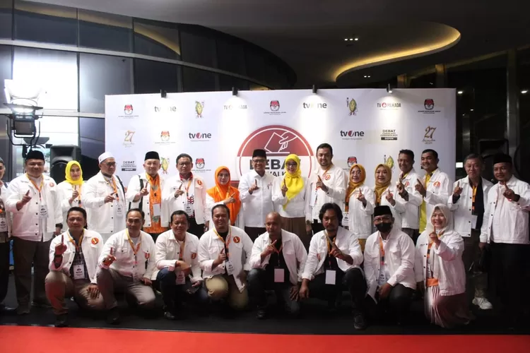 Pasangan Calon Walikota Depok dan Wakil Walikota Nomor Urut 1, Imam Budi Hartono dan Ririn Farabi Arafiq bersama tim di studio TV One