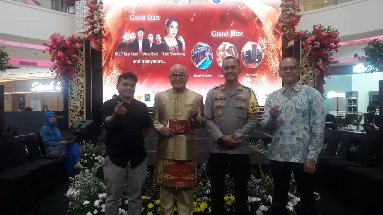 Chief Operating Officer Depok24jam, Miftahul Khoer (kiri) bersama General Manager Pesona Square, Saroyo (kanan) dan Kapolsek Sukmajaya, AKP Rizky Firmansyah.