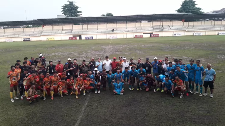 Wakil Walikota Depok terpilih Chandra Rahmansyah bersama Anggota DPRD Jawa Barat Pradi Supriatna, selepas menonton langsung laga derbi (duel tim sekota) lanjutan Liga 4 Seri 1 Jawa Barat, yang mempertemukan Depok Raya FC dan Persipu, Minggu (22/12) sore. 