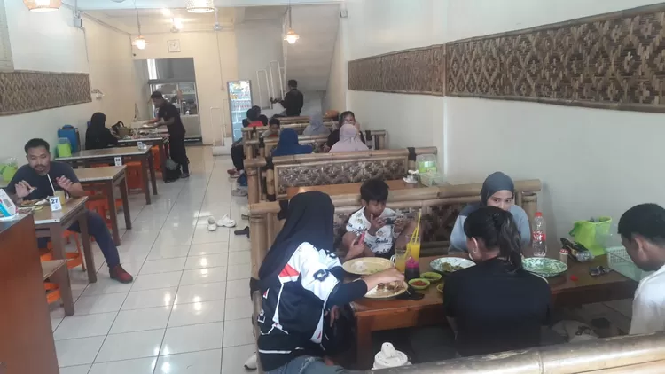 Suasana makan di Kampung Sambal Depok