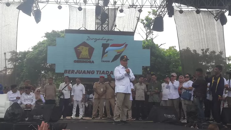 Walikota Depok terpilih 2025-2030, Supian Suri, menyampaikan orasi saat puncak perayaan ulang tahun ke-17 Partai Gerindra, di Sawangan, Depok, Minggu (9/2). 