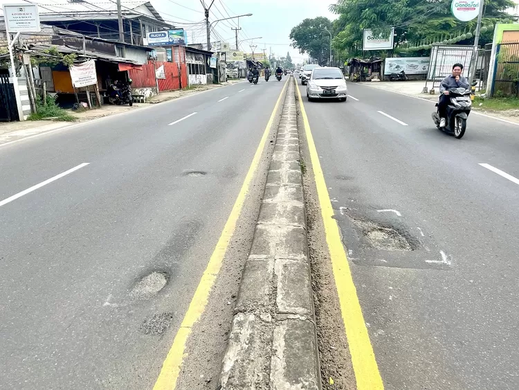 Lubang di Jalan Raya Parung Ciputat Jakarta-Bogor.