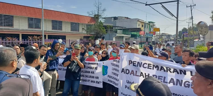 AKSI : Masyarakat yang melakukan aksi unjuk rasa akibat terdampak buangan limbah kimia pabrik PT Indofermex, Sukmajaya, Kota Depok, Rabu (12/2).