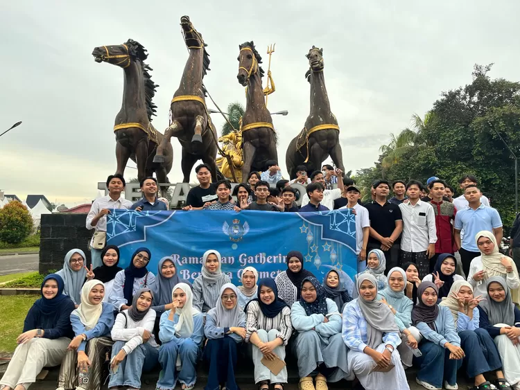 Alumni SMA IT Daarul Rahman angkatan 13 menunjukan kekompakannya usai berbagai takjil di depan Telaga Golf Sawangan.