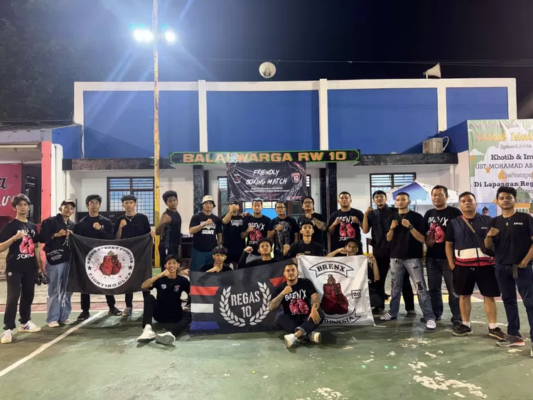 Foto bersama REGAS RW 10 dengan anggota Brenx Street Fighter di lapangan RW 10, Kelurahan Mekarjaya, Kecamatan Sukmajaya, Kelurahan Mekarjaya.