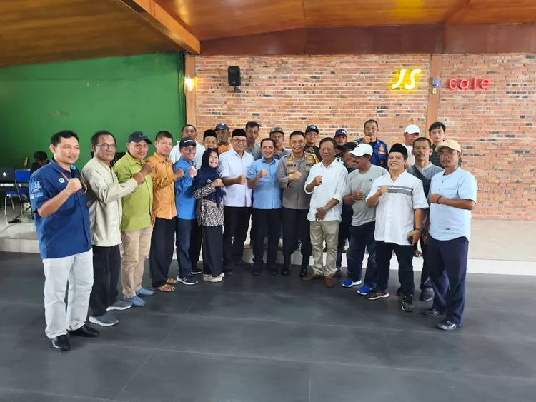 Silaturahmi di kediaman H Sarmili atau lebih dikenal Dewa, di Jalan Kemakmuran, Kelurahan Mekarjaya, Kecamatan Sukmajaya Depok, Selasa (8/4) berlangsung meriah.