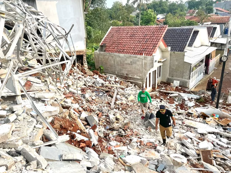 Hujan deras yang mengguyur menyebabkan dua rumah di Perumahan Raffa Residence 5 roboh, Minggu (6/4). Anggota Komisi A DPRD Kota Depok, Babai Suhaimi langsung turun ke lokasi.