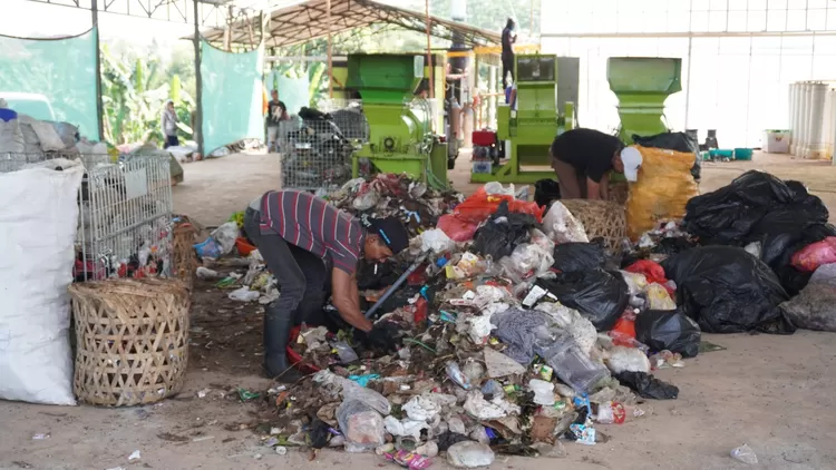 PROSES : Pemilahan sampah yang dilakukan pegiat lingkungan di Pojok Tangguh Alam Lestari (PTAL), Tanah Merah Cipayung, Depok, Rabu (4/6).
