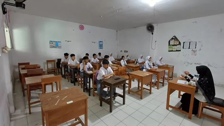 Akibat kebijakan 50 siswa perombel, salah satu sekolah swasta di Kota Depok hanya berisikan 17 siswa dalam satu kelas.
