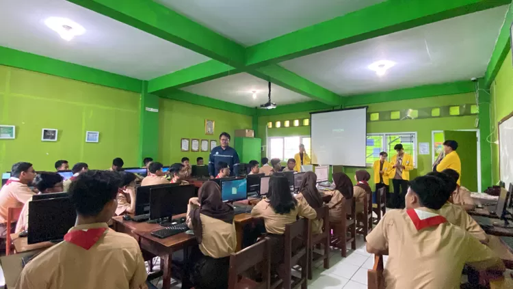 Suasana Pelatihan Pemanfaatan IoT dari pengambdian masyarakat Program Studi Telekomunikasi PNJ, di SMK Citra Negara.