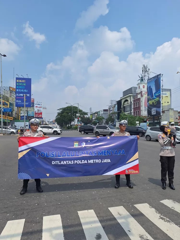 Satlantas Polres Metro Depok melalui Unit Kamsel melaksanakan kegiatan Pendistribusian Bendera Merah Putih dan Polisi Lalu Lintas Menyapa yang berlangsung di sekitar Traffic Light M9, Jalan Margonda Raya, Kecamatan Beji, Kota Depok, Kamis (7/8). 