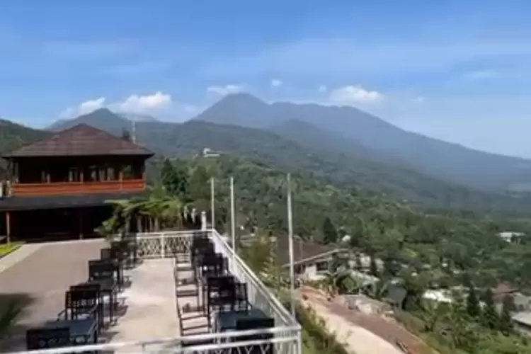 Panorama pegunungan di Mahiran Coffee and Resto