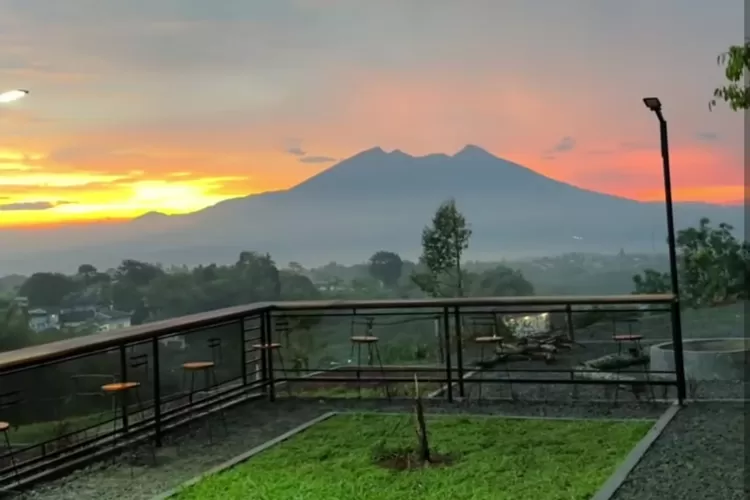 Pesona alam pegunungan di Pandita Coffee and Camp