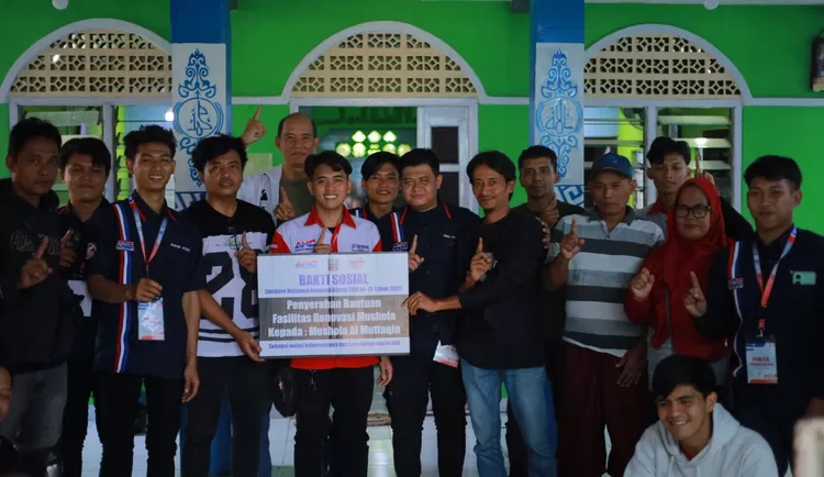 Kegiatan sosial dalam merayakan Jambore Nasional (Jamnas) ke-13 di Bogor dengan memperbaiki fasilitas mushola sekitar