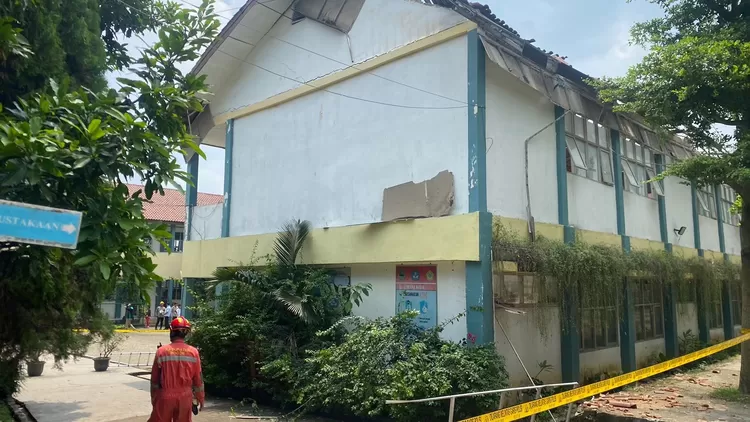 Garis polisi dipasang di SMKN 1 Cileungsi pasca insiden atap ambruk.