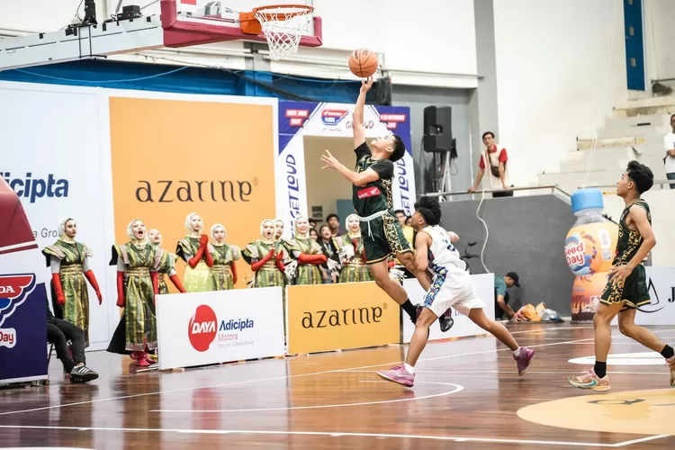 Pertandingan antara SMA BPK Penabur Cirebon vs SMA YPHB Bogor pada ajang Honda DBL 2025 West Java Series &ndash; West Region dilaksanakan di Gymnasium Sekolah Vokasi IPB