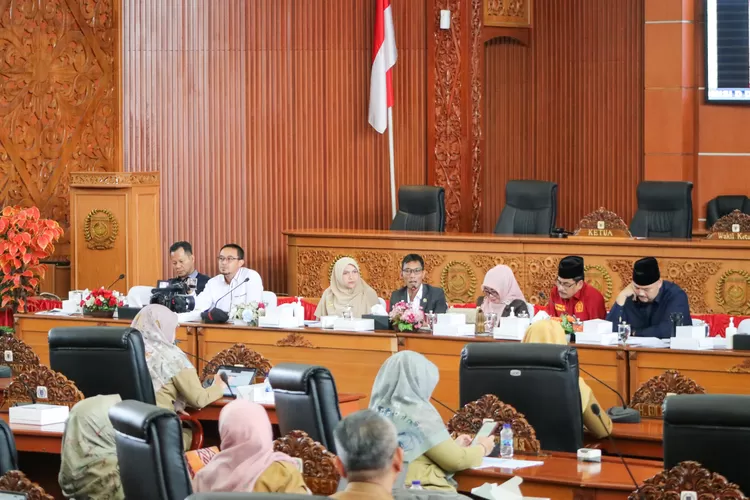 Suasana saat&nbsp; Komisi D DPRD Kota Depok melakukan rapat koordinasi denan 14 OPD di Gedung Paripurna DPRD Kota Depok, Kawasan GDC, Kota Depok, Senin (15/9/2025).