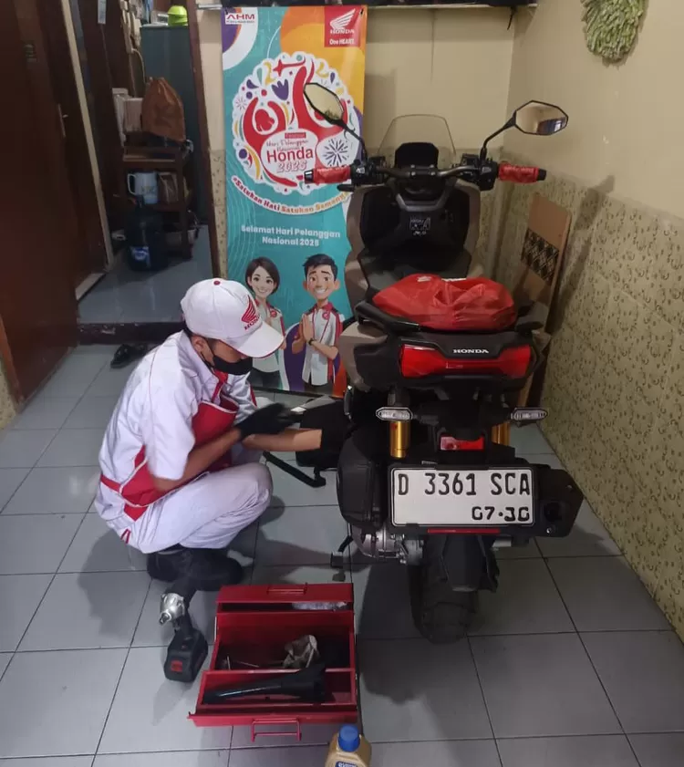 Salah satu kegiatan peringati Hari Pelanggan Nasional (Harpelnas) PT Daya Adicipta Motora (DAM) Honda dengan service visit atau layanan langsung ke rumah pelanggan loyal 