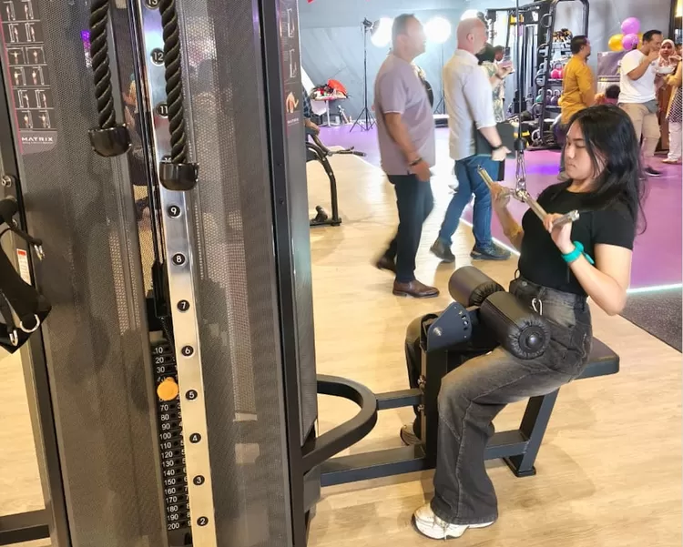Pengunjung  Anytime Fitness  Citimall Cimanggis mencoba salah satu perlengkapan fitnes. 