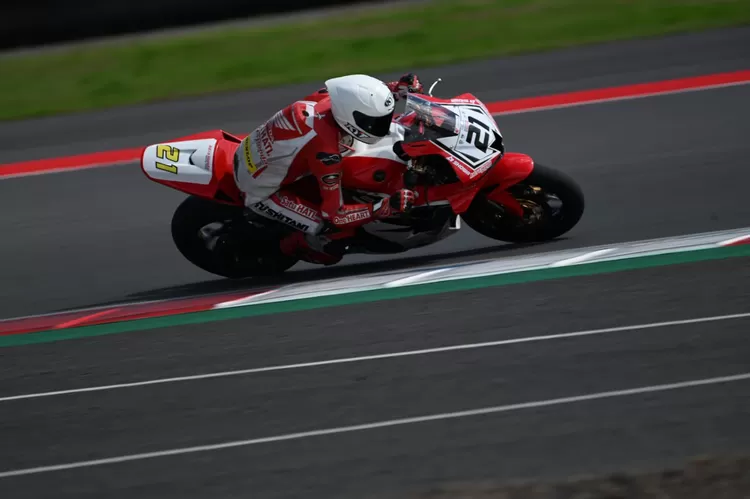 M. Adenanta Putra, pebalap binaan Astra Honda Racing Team (AHRT) pada Mandalika Racing Series (MRS) 2025 yang memenangkan posisi kedua