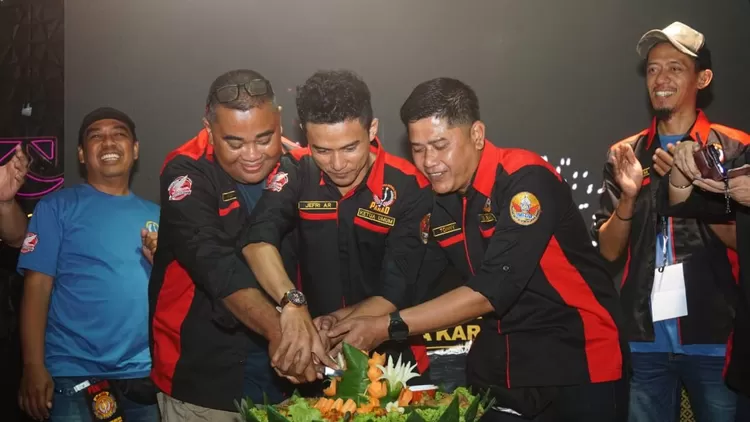 Pemotongan perayaan hari jadi ke-16 Paguyuban Honda Depok (PAHAD)