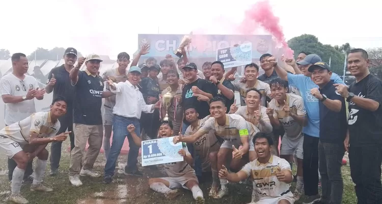 Walikota Depok, Supian Suri didampingi Pemilik Tim, Gerry Wahyo Riyanto saat memberikan Piala ke GRW Family FC usai meraih Juara Liga 4 Askot PSSI Kota Depok