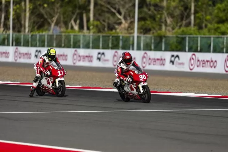 Pebalap muda binaan Astra Honda Motor (AHM) Nelson Cairoli Ardheniansyah (17) dan Bintang Pranata Sukma (30) dalam Idemitsu Asia Talent Cup (IATC) 2025 Mandalika