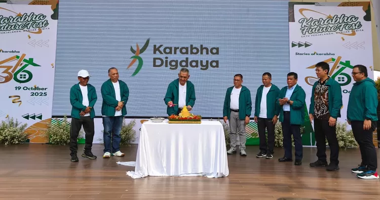 Direktur Utama PT Karabha Digdaya, Trisnadi Yulrisman memototong nasi tumpeng, saat perayaan ulang tahun ke 36 PT Karabha Digdaya bertajuk Karabha Future Fest (KFF) 2025, Minggu (19/10). 