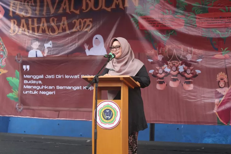 Kepala SMPN 15 Depok, Atiyatul Farida saat memberikan sambutan dalam Festival Bulan Bahasa