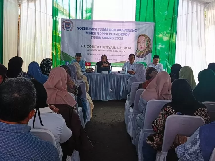  Anggota Komisi A DPRD Kota Depok, Qonita Lutfiyah saat melakukan Soskom di Rumah Makan Saung Hijau, Jalan Jabon, RT1/2, Kelurahan Bedahan, Kecamatan Sawangan, Sabtu (1/11).